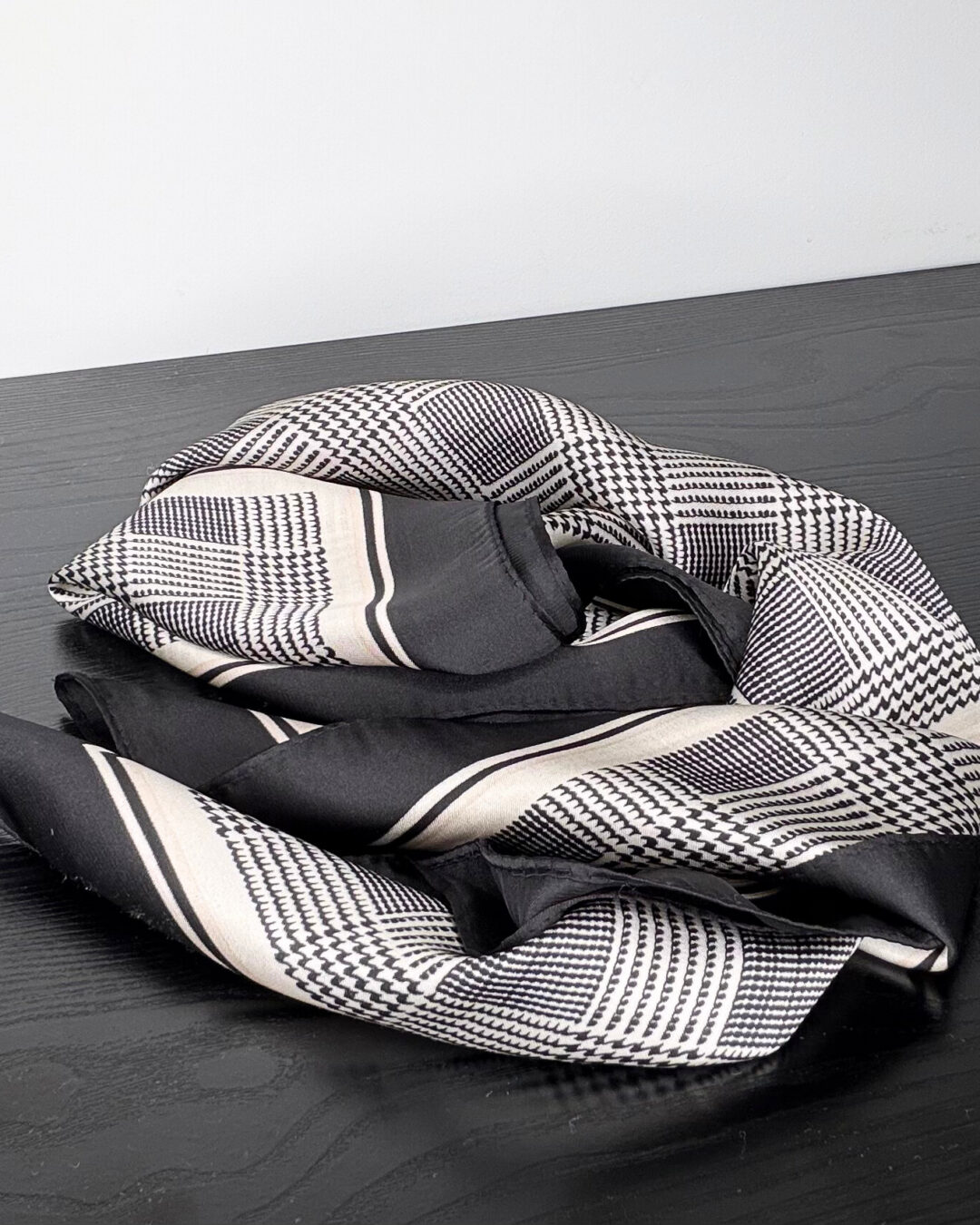 Foulard homme noir & blanc – style moderne & confort léger
